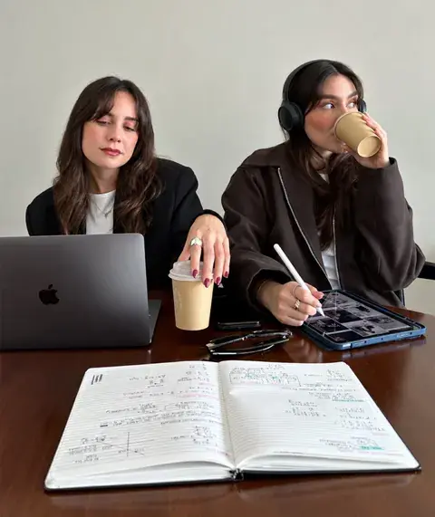 Las socias de la agencia revisando su cuaderno